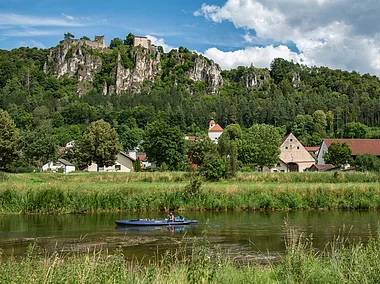 Burgruine Schloss Arnsberg mit Kanufahrer auf der Altmühl (Kipfenberg/Naturpark Altmühltal)