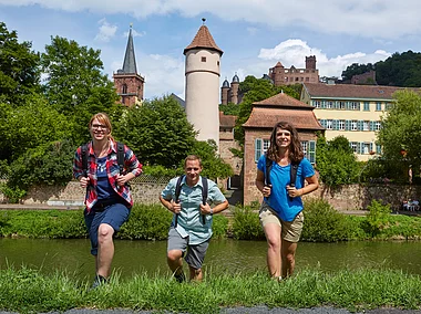 Wanderer vor dem Kittsteintor an der Tauber in Wertheim (Wertheim/Liebliches Taubertal)