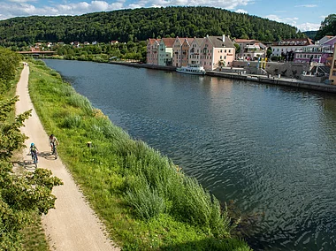 Radler entlang des Main-Donau-Kanals bei Riedenburg (Riedenburg/Naturpark Altmühltal)