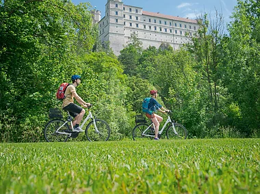 Radler vor Willibaldsburg auf dem Altmühltal-Radweg (Eichstätt/Naturpark Altmühltal)