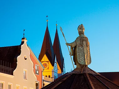 Bischofsstatue am Willibaldsbrunnen (Eichstätt, Naturpark Altmühltal)