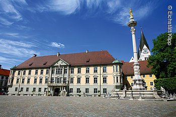 Residenzplatz mit Mariensäule und Domtürmen (Eichstätt, Naturpark Altmühltal)