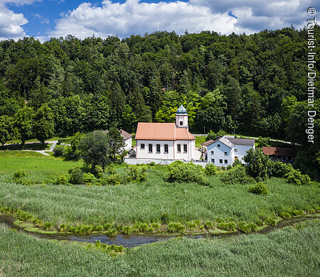 Kath. Pfarr- und Wallfahrtskirche Heilig Kreuz (Kipfenberg, Naturpark Altmühltal)