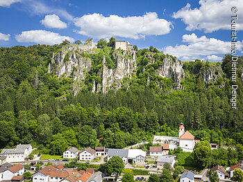 Schloss und Ruine Arnsberg (Kipfenberg, Naturpark Altmühltal)