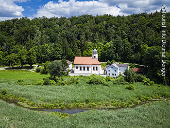 Kath. Pfarr- und Wallfahrtskirche Heilig Kreuz (Kipfenberg, Naturpark Altmühltal)